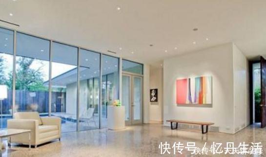 地板|新房装修,客厅万万别贴瓷砖地板了,如今流行这样设计,太聪明了