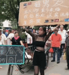 |搞笑GIF：太尴尬了 吓得我赶紧关上了门