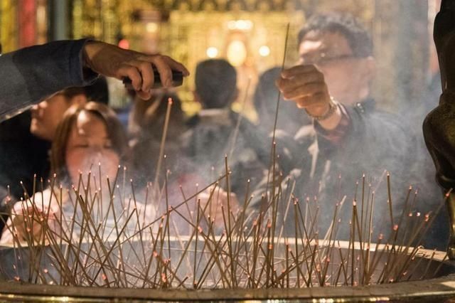 烧香|烧香为何要烧3根,而不是烧4根,其中有什么讲究