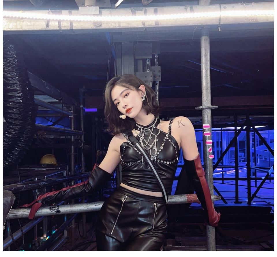 许佳琪的舞台照,爱看一些自信又吸引的美女