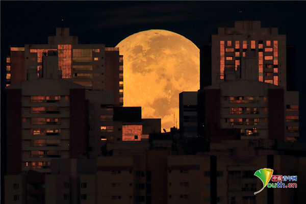 天涯共此时 超级血色月全食 现身全球多地夜空 全网搜