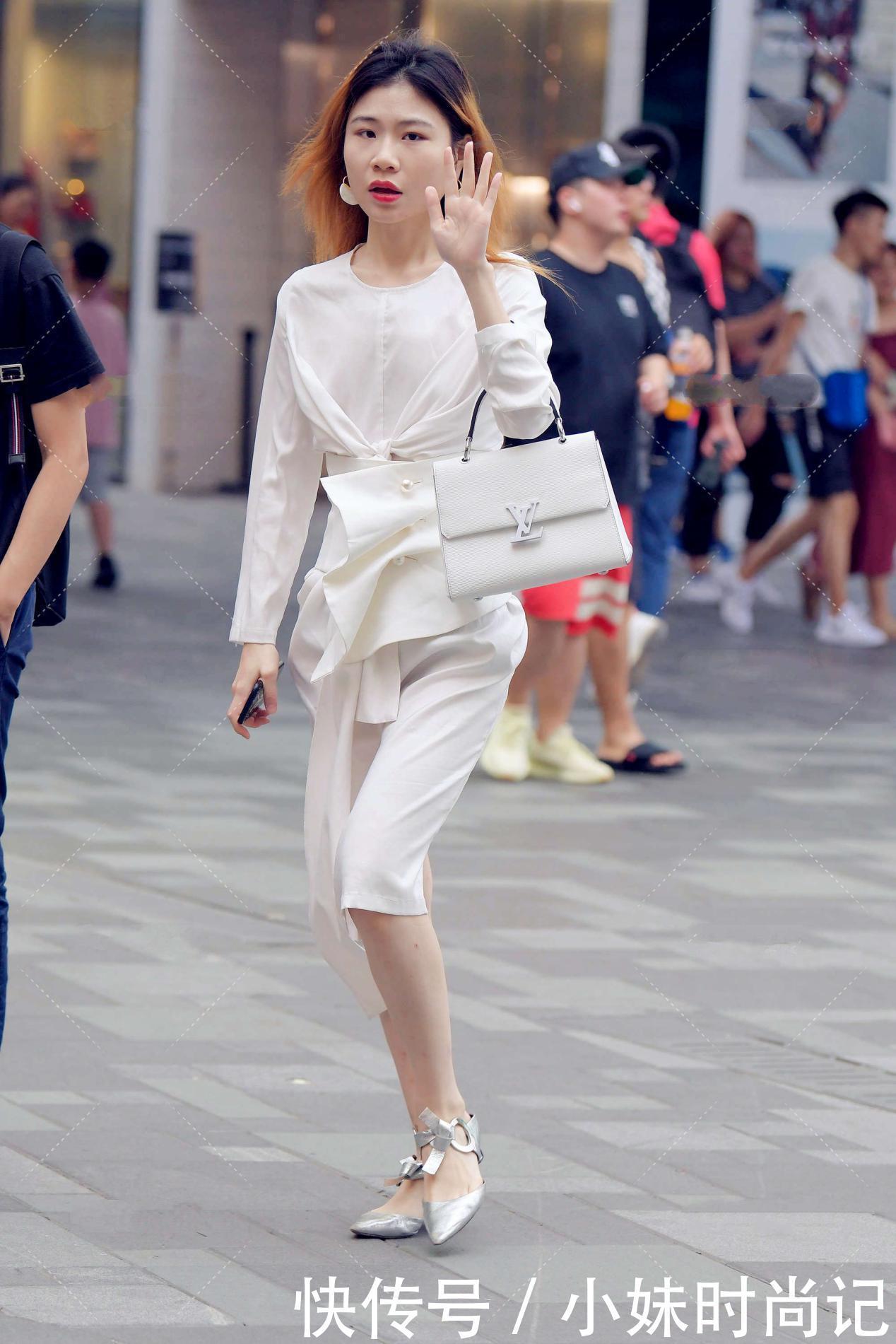 街拍:白色收腰连衣裙, 显优美线条的同时, 更显独特气质