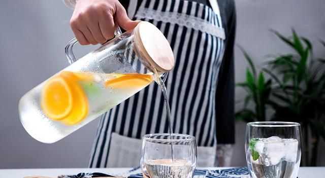 胎儿|孕期喝水有讲究,想让羊水清澈胎儿发育更好,要避开这些饮水误区