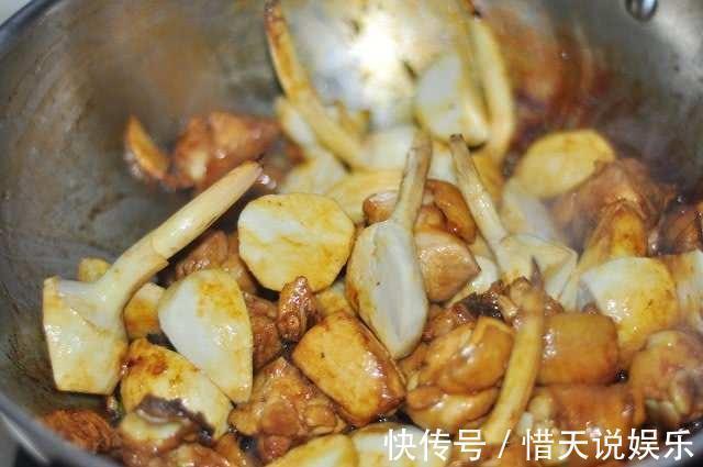 老汉进城卖乡下菜,可惜路人不识货,我凑近一看,整袋买走