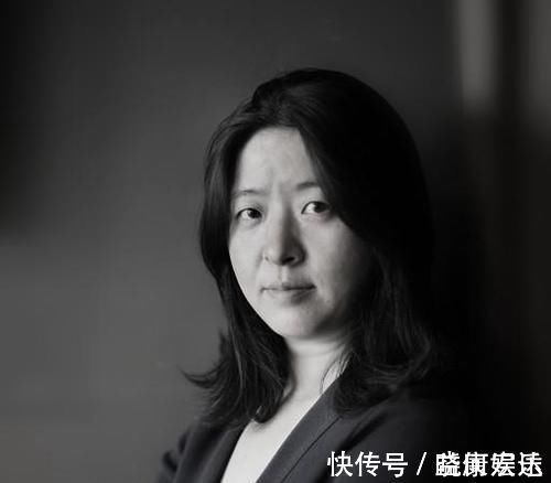 书法作品@张艺谋独家签约的书法家许静,因写字而走红,她书法水平如何呢?