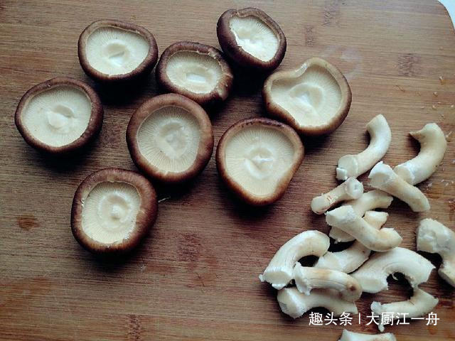 买香菇时,挑颜色深的还是浅的的菜农教你4招,别再买错了