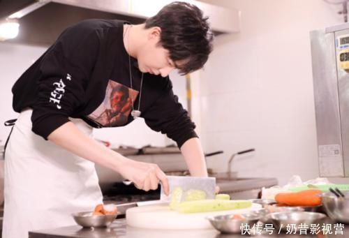 他参加快男海选时被淘汰,如今成为人气歌手,“竹竿腿”太抢镜了