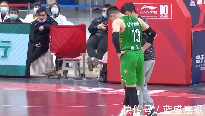 垫脚|赵继伟拉起阿联徐杰,胡明轩恩将仇报输球输人,广东一句话太讽刺!
