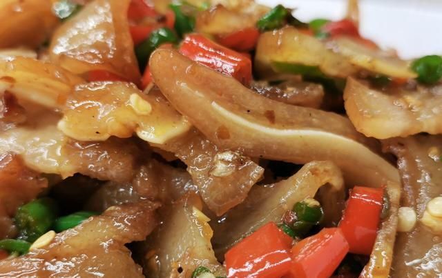 简单|卤猪耳朵怎么炒?做法简单,味道香辣开胃,吃起来又脆又嫩还下饭