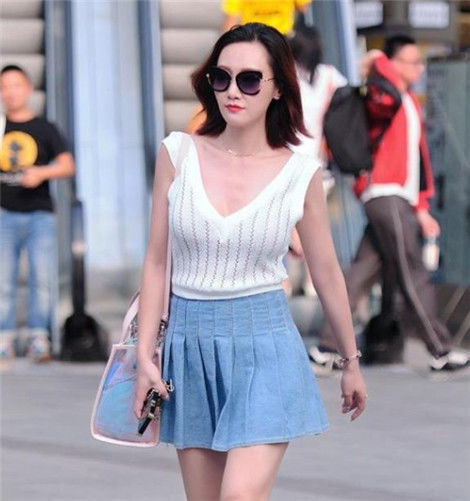 街拍:美女齐肩短发穿衬衫裙,气质温文尔雅,楚楚动人