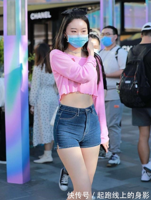 牛仔短裤 时尚潮流的穿搭,粉色一字肩上衣搭配牛仔短裤,青春活力四射!