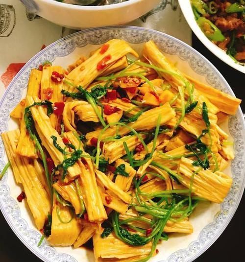 凉拌腐竹|凉拌腐竹，经典家常菜，下饭菜必备，家庭聚餐的首选凉菜