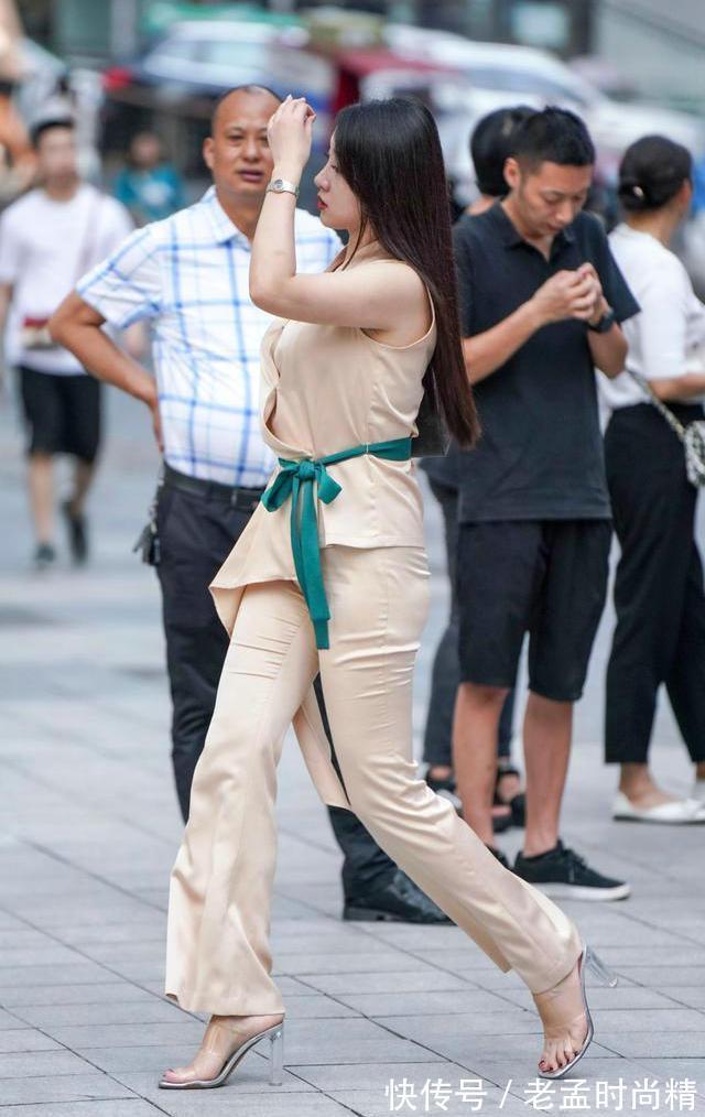 套装|街拍:套装免去了服饰搭配的烦恼,轻松穿出飘逸感和高级感