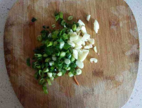 脆爽|芹菜炒香干时,需要焯水吗?用对方法,西芹脆爽,营养不流失