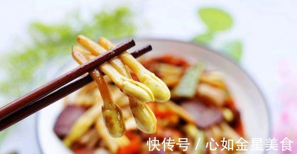 煸炒|八月,吃猪肉牛肉不如它,腊香味十足,营养搭配,10分钟端上桌!