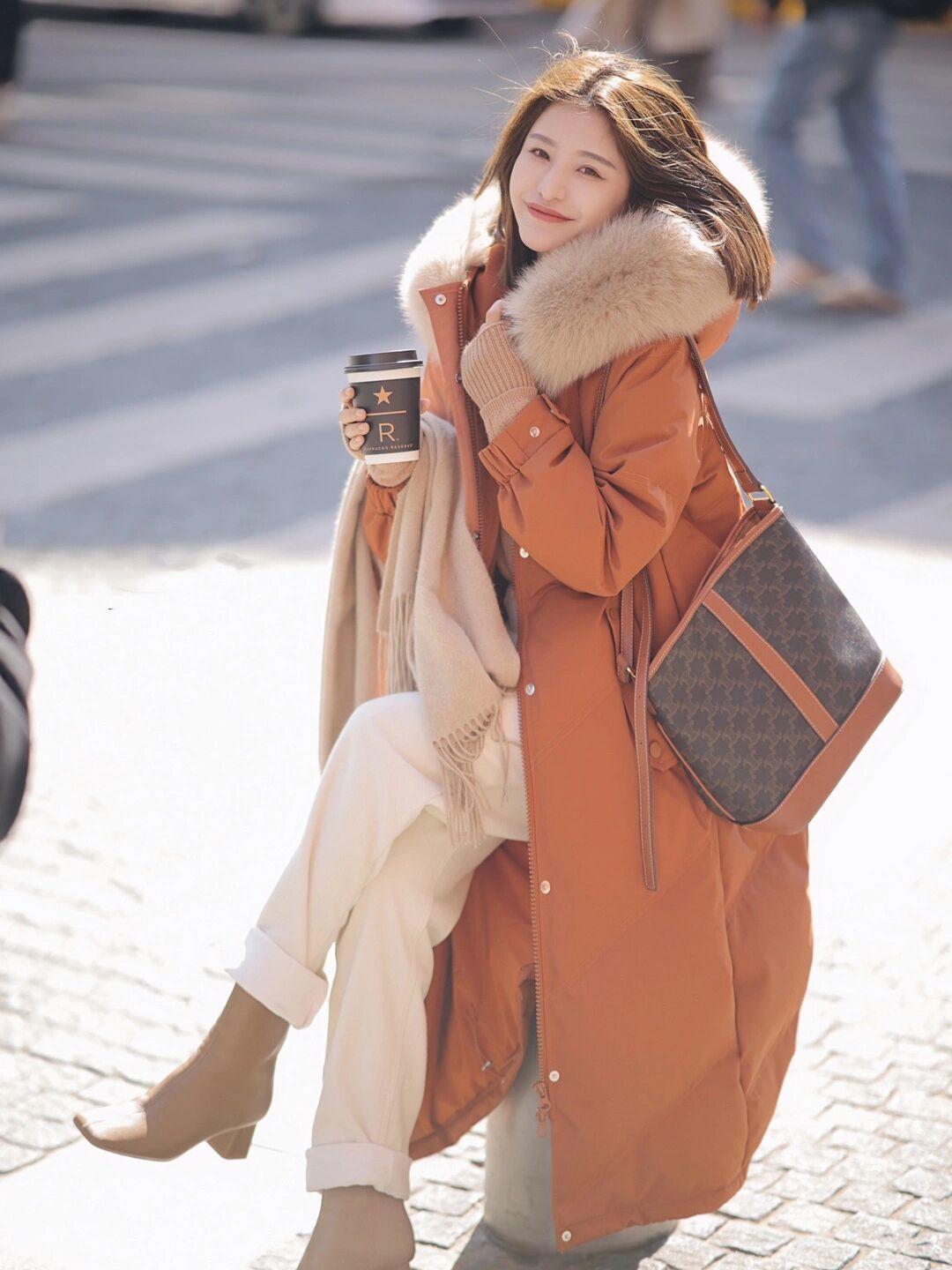 博主|“毛领羽绒服”才是最保暖的单品,软糯温柔又舒适,美得高级