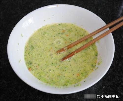 早餐饼|西兰花还炒着吃？加工成早餐，家人更爱吃，3分钟出锅，懒人最爱