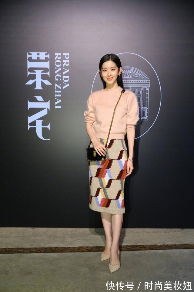 搭配|章泽天气质越来越高级,穿蓝色毛衣配皮裤高级洋气,太好看了