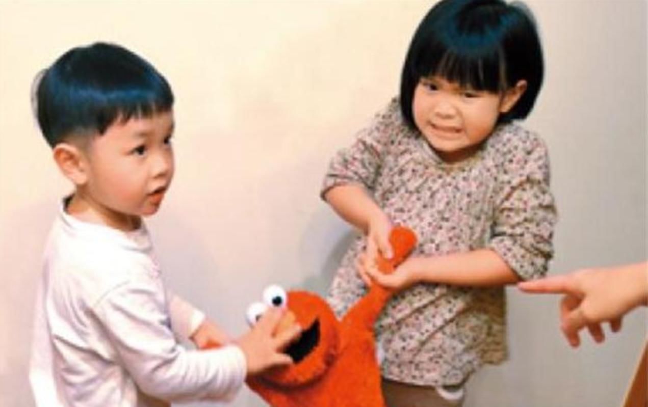 请回答1988|'难道我是二女儿,就不配吃到鸡腿吗?'父母的偏心到底有多伤人