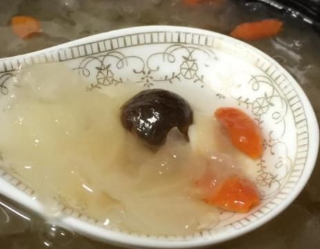 喝粥也能让你的皮肤变得细腻光滑，教你做一款美容又养颜的银耳粥