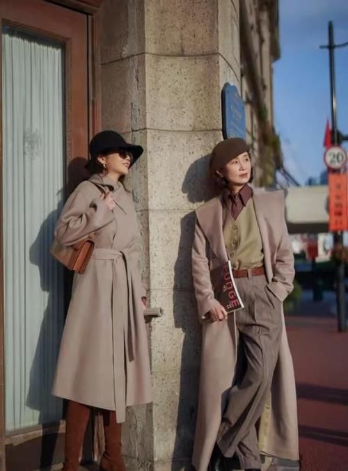 中年女人穿衣要谨慎，既要得体不显老，更要避免“扮嫩”惹人嫌