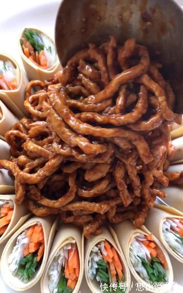 做了超嫩的京酱肉丝,用煎饼卷着吃超赞的