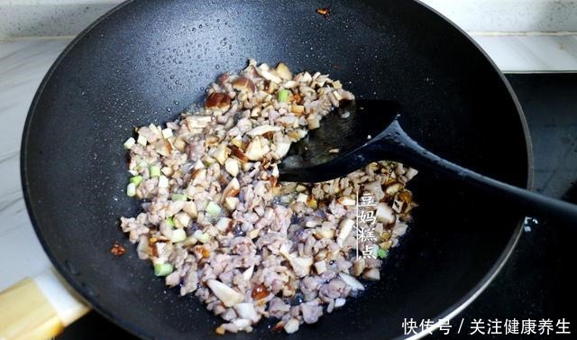 冷天，豆腐和鸡蛋一起蒸，简单又营养，孩子连吃2碗米饭