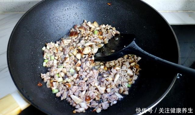 冷天,豆腐和鸡蛋一起蒸,简单又营养,孩子连吃2碗米饭