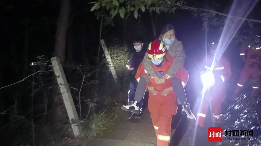 报警|女子登山旧伤复发被困山顶 消防员接力背下山