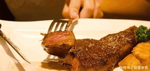 丢人|闺蜜请吃牛排,端上桌的柠檬水被我直接喝掉,闺蜜:不会吃别丢人