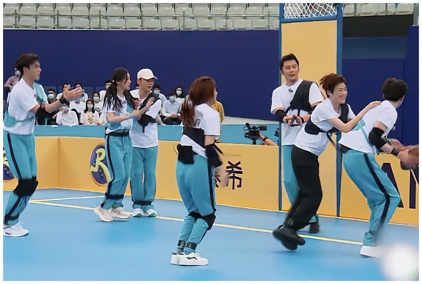 b蔡徐坤打篮球遭全网疯传,被女嘉宾一把抱怀里,像进盘丝洞画面好辛酸