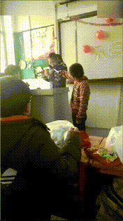 |搞笑GIF动图:这样玩你老婆的化妆品,在作死的边缘徘徊