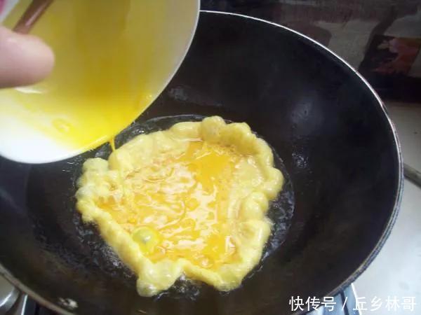 鸡蛋包豆腐也可以在家做,香味浓郁,做法简单,和饭店的一样好吃