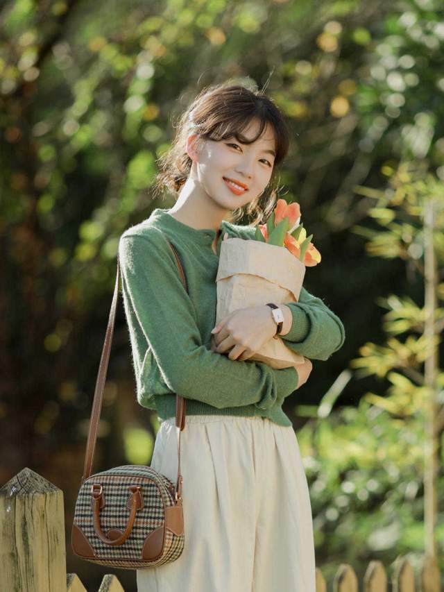 阔腿裤|复古风穿搭技巧,绿色针织开衫搭配阔腿裤甜美俏皮,简约又好看