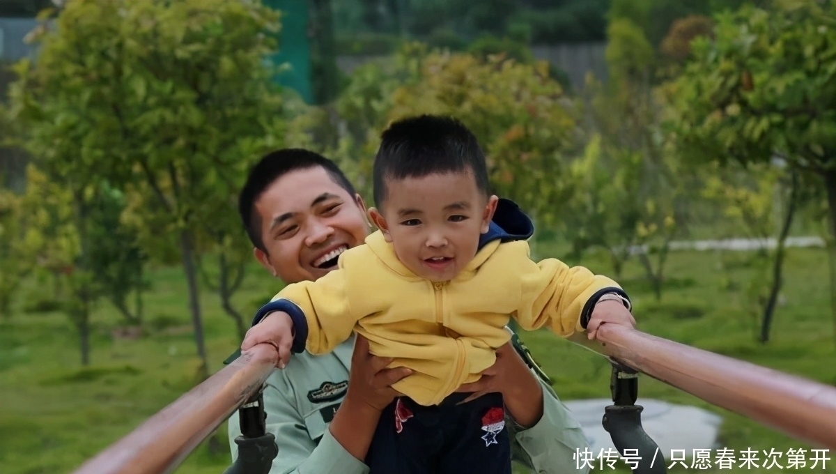 孩子|萌娃大摇大摆上门“蹭吃”火了,双手插兜表情贼逗:婶,我又来了