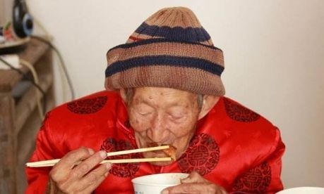 长寿|113岁长寿老人,身体依然硬朗,长寿秘籍:坚持3件事不做一件事