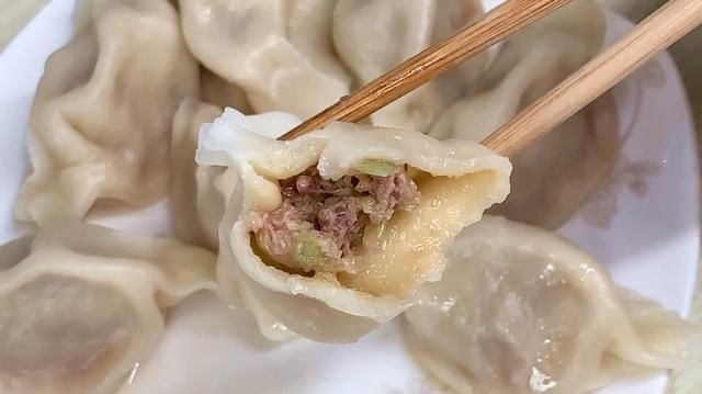 包白菜饺子，有人焯水，有人直接包，大厨：全不对，教你正确做法