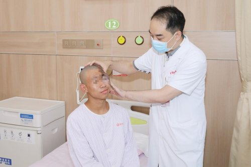 少年|西安国际医学中心整形医院孙峰主任 成功救治16岁阳光斗“痣”少年