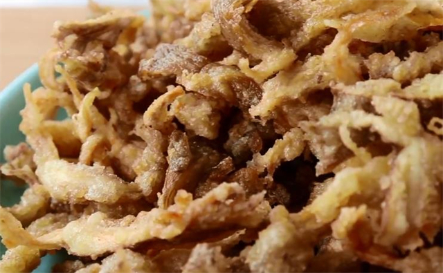 炸蘑菇这样做才最好吃，味道香酥爽口，方法简单，做一大盆不够吃