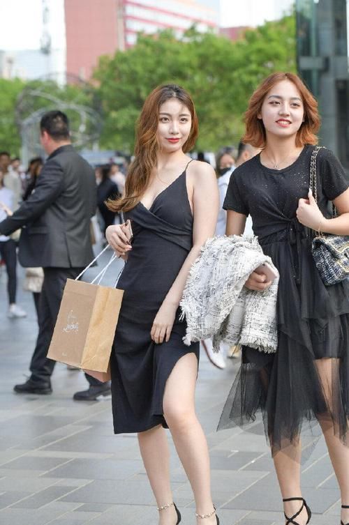 裙子|美女穿黑裙子逛街好凉快,肉肉的风格让路人纷纷驻足