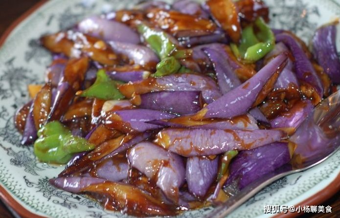 做红烧茄子,茄子太“吃油”?牢记2点,保证茄子软嫩好吃不油腻