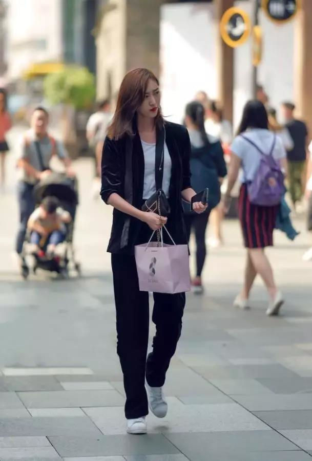 多姿|街拍：长相婀娜，身材俏丽多姿，时尚性感的小姐姐们！