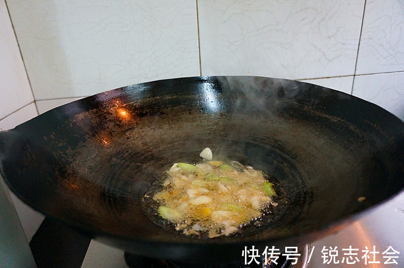 蒜苗叶|在家做香辣砂锅鱼,鲜香四溢,美味可口