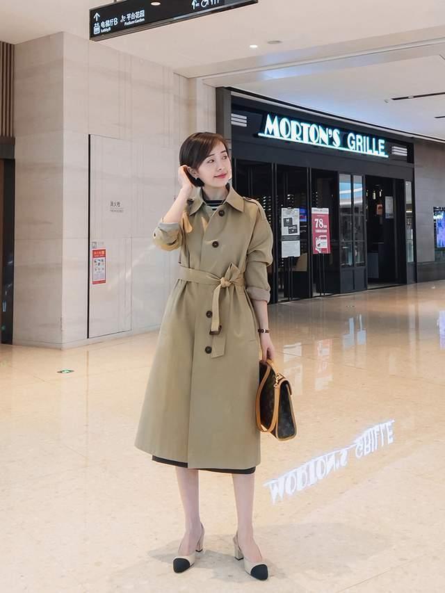 针织衫|你会风衣搭配牛仔裤穿吗?内搭浅蓝色衬衫又飒又美,高级又洋气