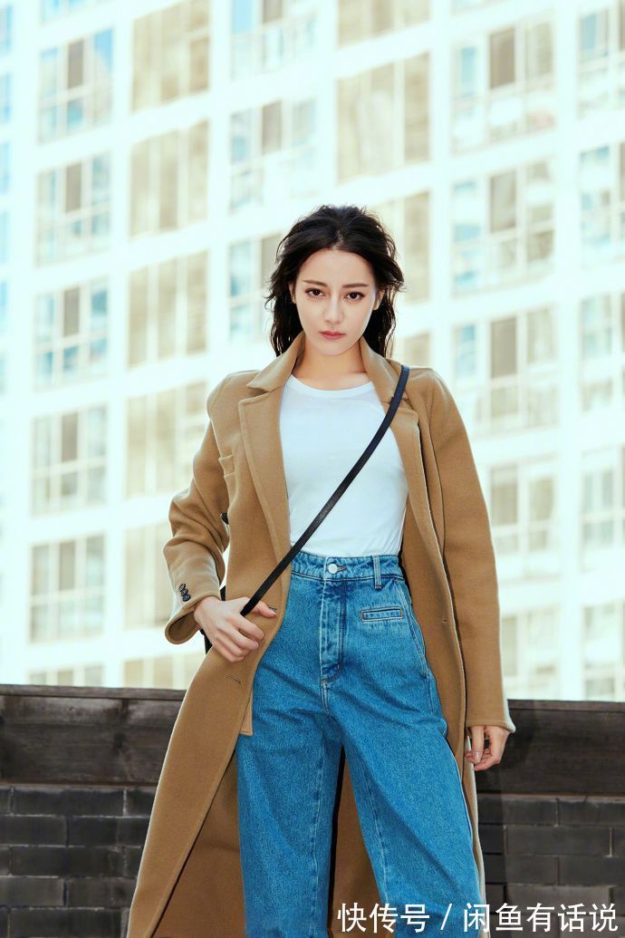搭配 “大衣+格纹裙”太显气质了,学35岁博主这么穿,温柔还有高级感