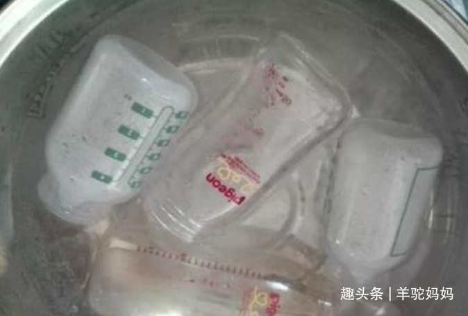 孩子|有一种偷懒叫“开水烫奶瓶”,家长方便了,孩子却被“坑坏了”