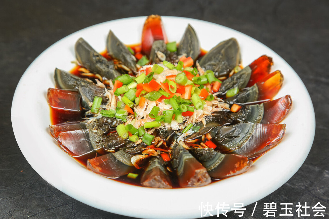 凉拌|皮蛋直接凉拌,难怪吃着又腥又涩,多做1步,皮蛋鲜香又嫩滑