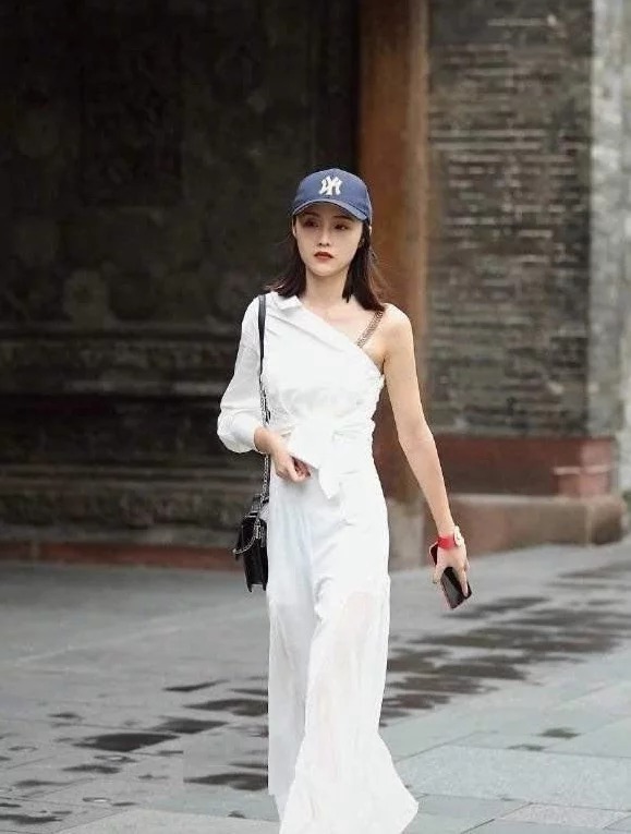 街拍:头戴精致帽的小美女,秀美的长发衬托出浅妆容颜的面颊