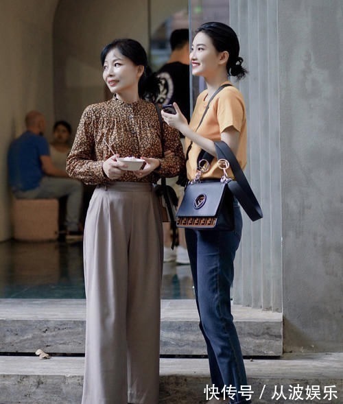 乐福鞋 40、50岁的女人,别穿高跟鞋了,今年流行这3种平底鞋,时髦高贵