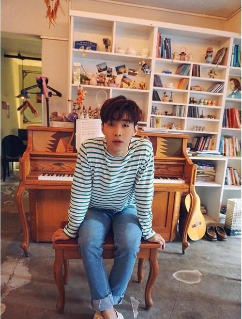 刘宪华公开自己加拿大的家,沙发配个卡通坐垫,生活有点太寒酸了